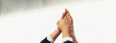 Ofis çalışanlarının el ele dizilmesi başarılı bir iş ortaklığı grubunu ve panoramik pankartta kamu işyerinde güçlü bir birlik takım çalışmasını sembolize ediyor. Kurnaz.