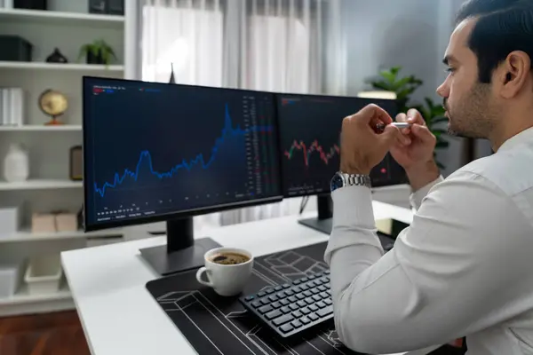 Smart Erhvervsdrivende Forretningsmand Analysere Dynamiske Børs Investering Skærm Med Investere - Stock-foto