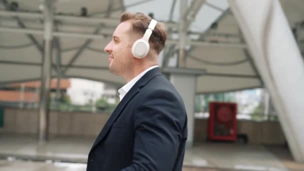 Glücklicher Geschäftsmann Der Über Kopfhörer Entspannungsmusik Hört Und Sich Mit — Stockvideo