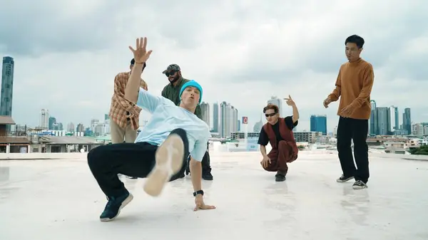 Professionell Break Dance Lag Öva Boy Dans Medan Mångkulturella Vänner — Stockfoto