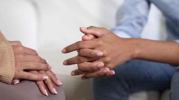 Mãos Solidárias Reconfortantes Animando Paciente Deprimido Mente Estressada Com Empatia — Vídeo de Stock