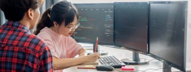 Bir grup profesyonel web geliştiricisi veri analizi hakkında tartışırken bilgisayar ekranı modern ofiste bilgisayar kodlarını gösteriyor. Kapatın. Dijital mühendislik ve ağ geliştirme konsepti. Filizlenen.