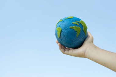 Dünya gezegenini ESG ilkesi ve çevre dostu enerjisiyle daha parlak bir gelecek için Dünya günü olarak tutan genç çocuklar. Döngü