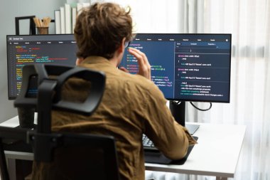 Bilgisayar ekranında çevrimiçi yazılım geliştirme kodlaması oluşturma konusunda stresli bir şekilde çalışan IT geliştiricisi, modern ofisteki web sitesi projesinde en son sürüm uygulaması için düşünme programı. Toplayıcı.