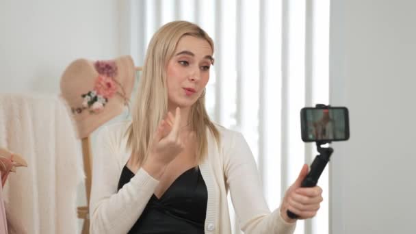 Junge Social Media Content Schöpferin Macht Modevideo Mit Selfie Stick — Stockvideo