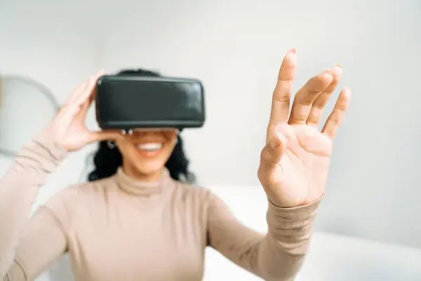 Young Woman Using Virtual Reality Goggle Home Crucial Online Shopping — Stock Photo, Image