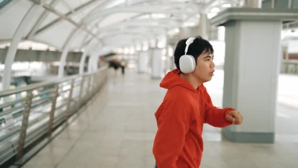 Dansçı Şarkı Söylerken Koridorda Yürürken Hip Hop Dinler Yakışıklı Hippi — Stok video