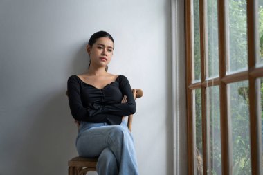 Depresyondaki zihinsel sağlık sorunu olan genç Asyalı kadın aşırı düşünme yorgunluğu, yıkıcı düşünce, asosyal, kaygı ve diğer akıl sağlığı bozukluklarından en yüksek tedaviye ihtiyaç duyuyor. .