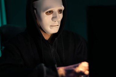 Beyaz suçlu anonim maskesi kodlama şifrelemesi yüklüyor. Programlama ile güvensiz mahremiyet sağlamaya çalışıyor. Bilgisayardan fidye için büyük bir veritabanı almaya çalışıyor. Bireysel.