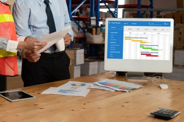 Ekip projesinin zaman çizelgesini gösteren bilgisayar ekranında, modern iş projesi yönetimi için proje planlama yazılımı