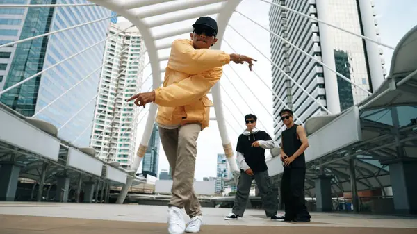 Grupul Dansatori Profesioniști Stradă Înveseliți Timp Hipsterul Asiatic Efectuează Pași — Fotografie, imagine de stoc