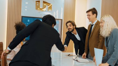 Çeşitlilik gösteren iş adamlarıyla süs odası ya da ofis çalışanı üniversite çalışanı, televizyon ekran şirketleri ile el sıkışma, çalışkan ekip olarak çalışmaktan başarılı pazarlama planları..