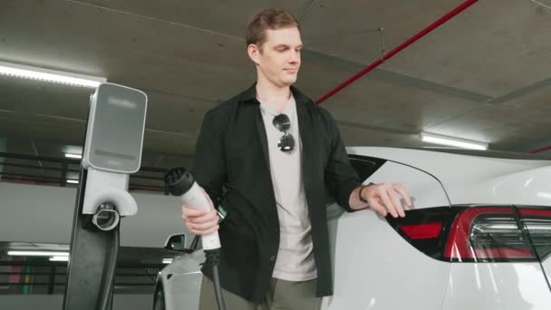 차량의 청결한 재충전용 에너지에 의하여 지속가능성 생활양식에 주차장 충전소에 전차를 — 비디오