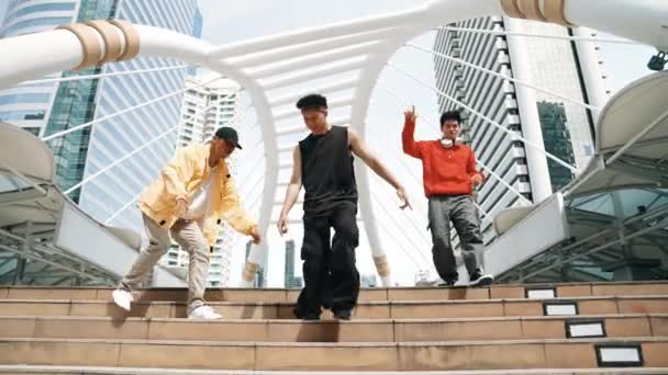 Bir Grup Mutlu Break Dansçı Şehirde Dans Ederken Merdivenlerden Iniyor — Stok video