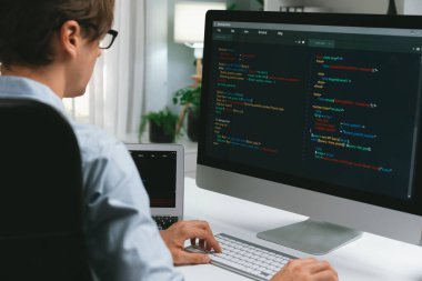 BT geliştiricisi, güncellenmiş sürüm uygulaması projesinde genel sistem oluşturmak için pc ve laptop ekran üzerinde yeni bir kod programı oluşturmak üzere çevrimiçi yazılım geliştirme bilgisi üzerinde çalışıyor. Bireysel.