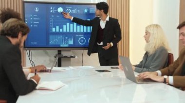 Ofisteki sunum ya da analist ekibiyle süs toplantı odasında mali verileri analiz etmek için BI Fintech 'i kullanın. İş adamları stratejik planlama için TV ekranında BI gösterge panelini analiz ediyor