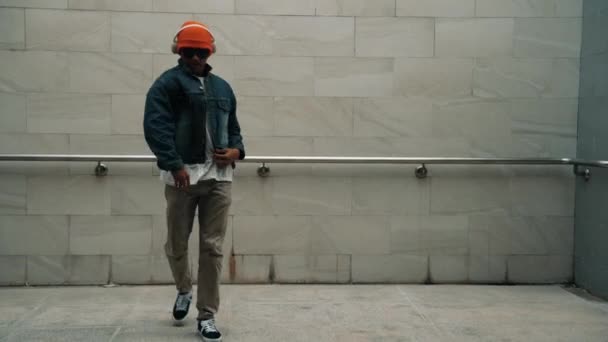 Asiatische Smarte Hipster Zeigen Energiegeladenen Breakdance Mit Grauem Hintergrund Gebäude — Stockvideo