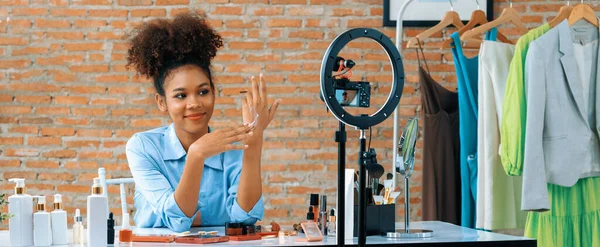 Mujer Influencer Disparar Transmisión Vivo Vlog Revisión Vídeo Maquillaje Crucial — Foto de Stock