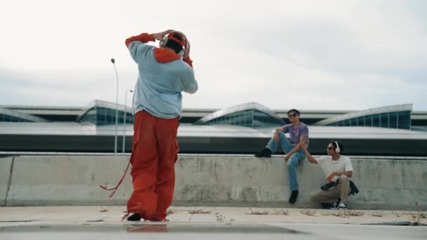 Gelukkige Hip Hop Man Met Een Koptelefoon Tijdens Het Zwaaien — Stockvideo
