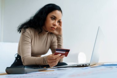 Stresli genç bayanın kredi kartı borçlarıyla ilgili mali sorunları var. Kötü kişisel para ve ipotek yönetimi krizi kavramının önemli bir göstergesi..