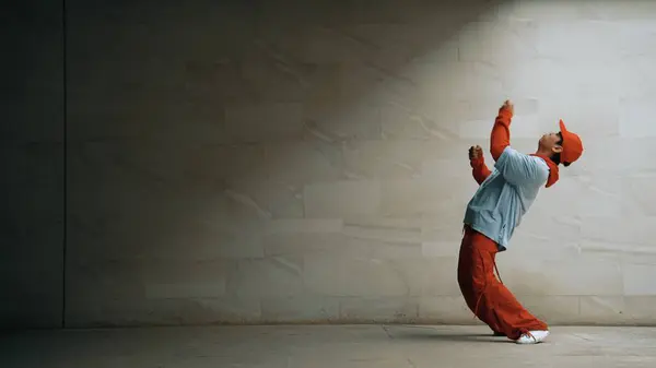 Yakışıklı Koreograf Gri Arka Planda Sokak Dansı Yapıyor Genç Çekici — Stok fotoğraf