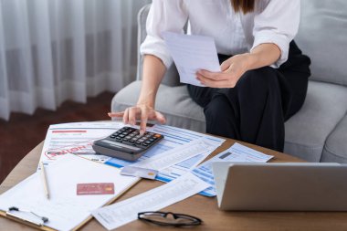 Stresli genç kadının kredi kartı borçlarıyla ilgili maddi sorunları var. Kötü kişisel para ve ipotek yönetimi krizi kavramını en üst düzeyde göstermesi gerekiyor..