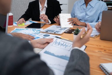 Çok ırklı analist ekibi toplantı masasındaki mali raporu analiz etmek için BI gösterge tablosunu kullanıyor. Çeşitli iş adamlarından oluşan bir grup, iş pazarlama kararı için FIntech 'in veri analizini kullanır. Uyum