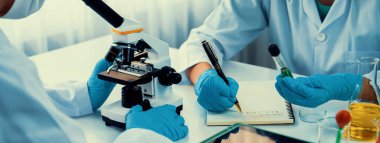 Laboratuvar araştırma ekibi, bilimsel uzmanlık ve laboratuvar ekipmanları ile sağlık hizmetlerini ilerletiyor, yeni ilaçlar araştırıyor ve laboratuvarda tedavi geliştiriyor. Panorama Katı