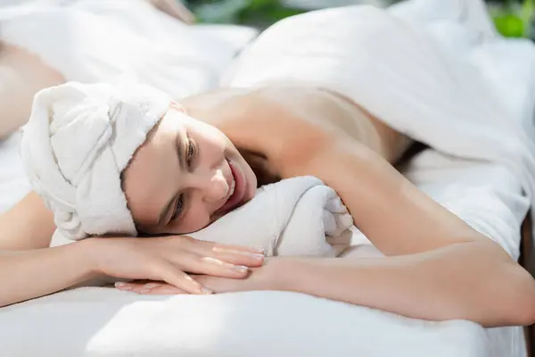 Portret Atrakcyjnej Dziewczyny Spa Białym Ręczniku Leży Łóżku Spa Czekając — Zdjęcie stockowe