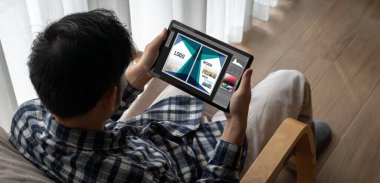 Web sayfasının modern tasarımı ve bilgisayar ekranında gösterilen ticari reklamlar için grafiksel tasarımcı yazılımı