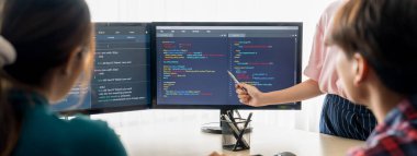 Modern ofis şirketinde yönetici dikkatle dinlerken yetenekli genç bayan programcı program kodlaması ve paylaşım fikri. Java betiği, web tasarım konsepti. Filizlenen.