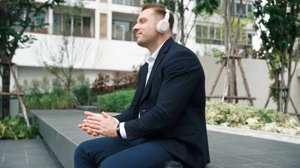 Profesjonalny Biznesmen Noszący Słuchawki Przechodząc Relaksującej Muzyki Zielonym Mieście Biały — Zdjęcie stockowe