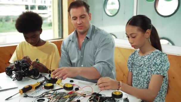 Smart Mentor Teaching Electronic Equipment While Fixing Car Model Caucasian — Stock Video