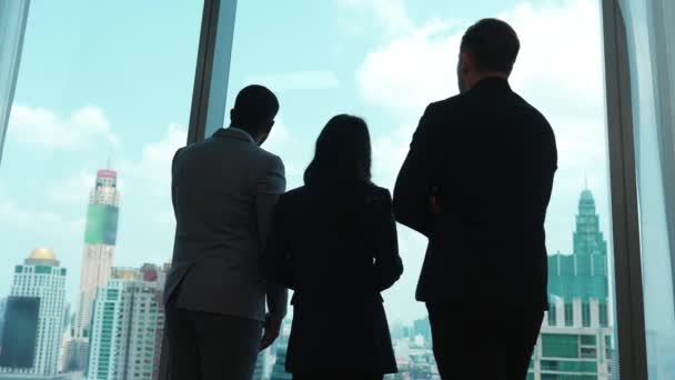 Задний Вид Разнообразных Амбициозных Бизнесменов Стоящих Украшенном Офисе Глядя Окно — стоковое видео