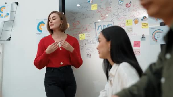 Mladá Krásná Podnikatelka Představuje Myšlenku Brainstorming Zatímco Zkušený Investor Práce — Stock video