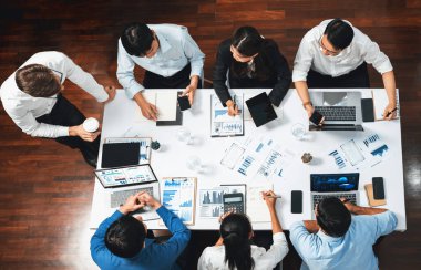 Üst düzey analist ekibi toplantı odasındaki mali verileri analiz etmek için BI Fintech 'i kullanıyor. İş anlayışı ve stratejik pazarlama planlaması için kağıt üzerinde analitik BI gösterge paneli. Tedbirli