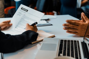 İnsan Kaynakları Müdürü sorgu odasında çalışan bir adayın özgeçmişine bakıyor. İş başvurusu, işe alım ve işçi alma konsepti. uds