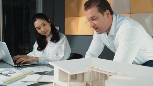Fachkundiger Architekt Ingenieur Arbeitet Zusammen Hausplan Zeichnen Architektenteam Diskutiert Über — Stockvideo