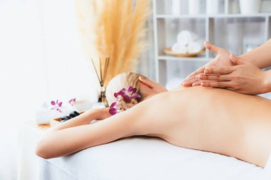 Kafkasyalı kadın müşteri stres önleyici spa masajının keyfini çıkarıyor ve lüks otel ya da oteldeki gündüz açık ortam güzellik salonunda güzellik teniyle eğleniyor. Sessiz.