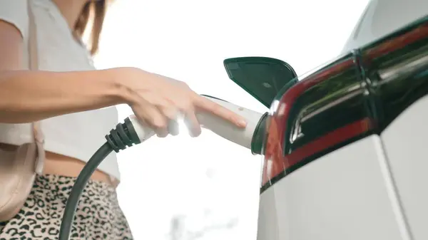 Zonlicht Verlicht Vrolijkt Jonge Vrouw Reizen Met Elektrische Auto Opladen — Stockfoto