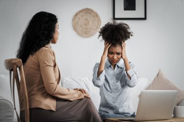 Travma sonrası stres bozukluğu olan üzgün bir kadın psikoloğu, depresyon ya da kalp yetmezliğinden sonra üzüntülü bir ruh sağlığı terapisi görüyor. Hayal kırıklığına uğramış genç bir kadın klinikteki duygular hakkında bir psikologla konuşuyor.