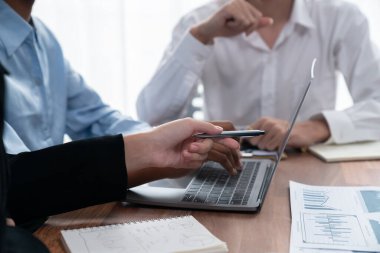 Çok ırklı analist ekibi toplantı masasındaki mali raporu analiz etmek için BI gösterge tablosunu kullanıyor. Çeşitli iş adamlarından oluşan bir grup, FIntech 'in veri analizini başarılı iş pazarlaması için kullanır. Uyum