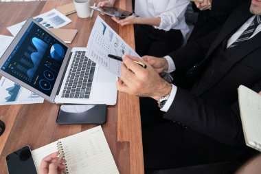 Fintech BI 'ın finansal veri analizi ya da iş zekası ekranından iş dünyası pazarlaması üzerinde çalışan iş adamlarının finansal veri analizine kadar. Habiliment