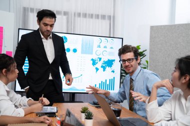 İş adamı, finansal rapor veri analizi veya pazar eğilimi gösterisiyle iş sunumunu şirketin gelecekteki yönetiminde stratejik planlama için büyük bir TV ekranında sundu. Habiliment