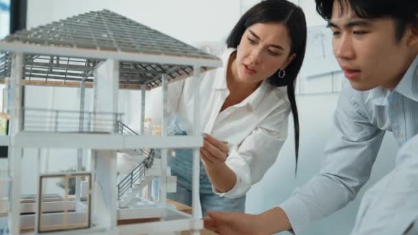 Equipo Profesional Ingenieros Arquitectos Caucásicos Cooperativos Inspecciona Cuidadosamente Modelo Casa — Vídeos de Stock