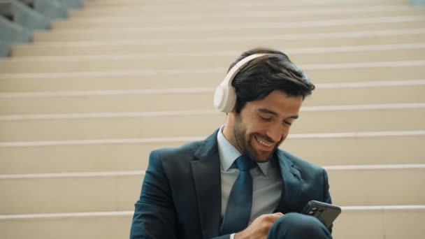 Professioneller Smarter Geschäftsmann Der Musik Hört Während Auf Der Treppe — Stockvideo