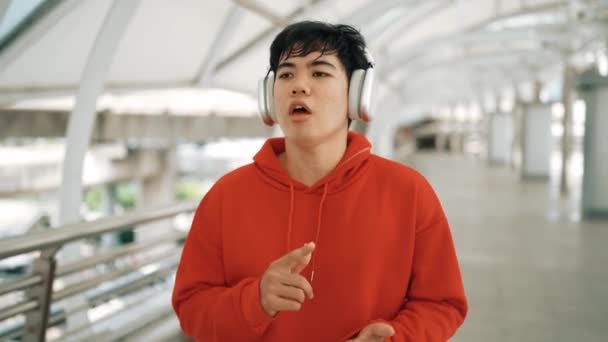 Розумна Азіатська Танцівниця Слухає Хіп Хоп Музику Під Час Ходьби — стокове відео