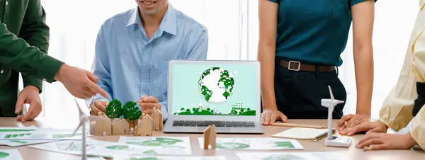 Groene Stad Logo Weergegeven Een Laptop Een Groene Zakelijke Bijeenkomst — Stockfoto