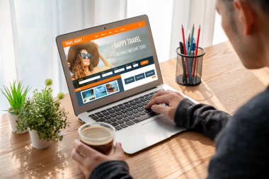 Model arama ve seyahat planlama için internet sitesi uçuş, otel ve tur rezervasyonları için anlaşma ve paket sunuyor