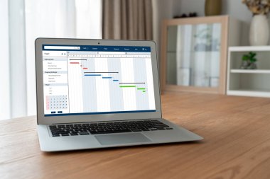 Ekip projesinin zaman çizelgesini gösteren bilgisayar ekranında, modern iş projesi yönetimi için proje planlama yazılımı